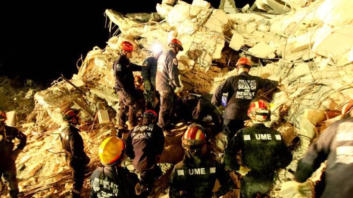 Los militares de la UME durante un despliegue en México con motivo del terremoto