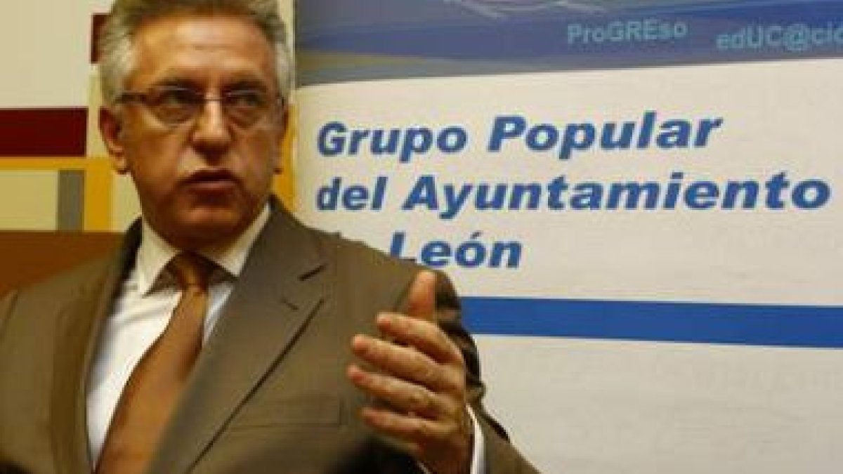 El nuevo portavoz del PP, Julio Cayón, en la rueda de prensa que ofreció ayer para explicar el cambi