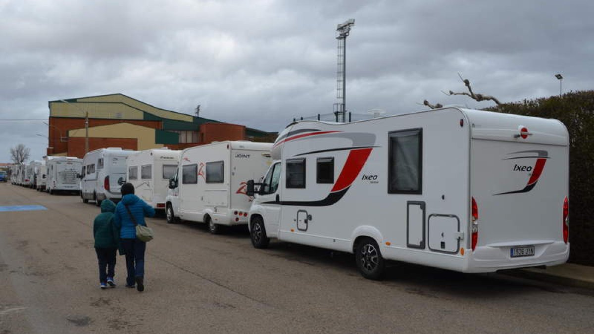 Imágenes de las autocaravanas y del mercado. MEDINA