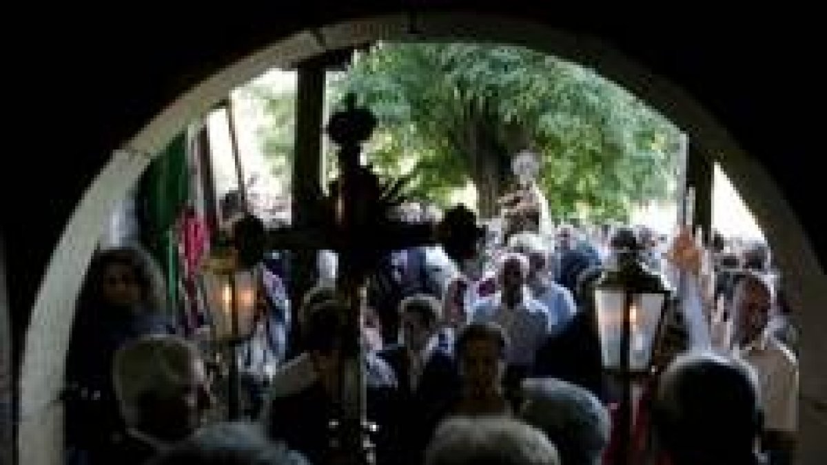 Un momento de la procesión de la Virgen de Las Manzanedas, que se celebró en la mañana de ayer