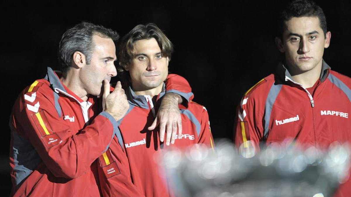 La decepción y la tristeza son patentes en los rostros de Ferrer, junto a Corretja, y de Almagro