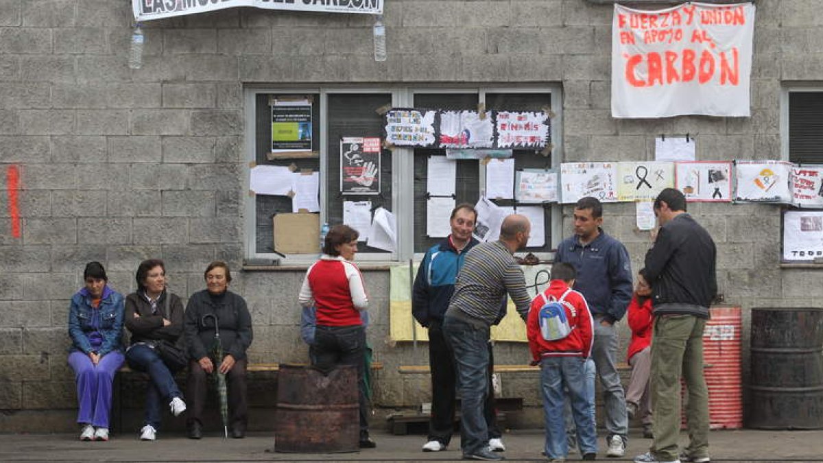 El apoyo desde el exterior a los encerrados es constante cada día en la bocamina.