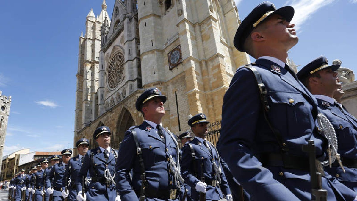 Alumnos de la Academia desfilando en León. JESÚS F. SALVADORES