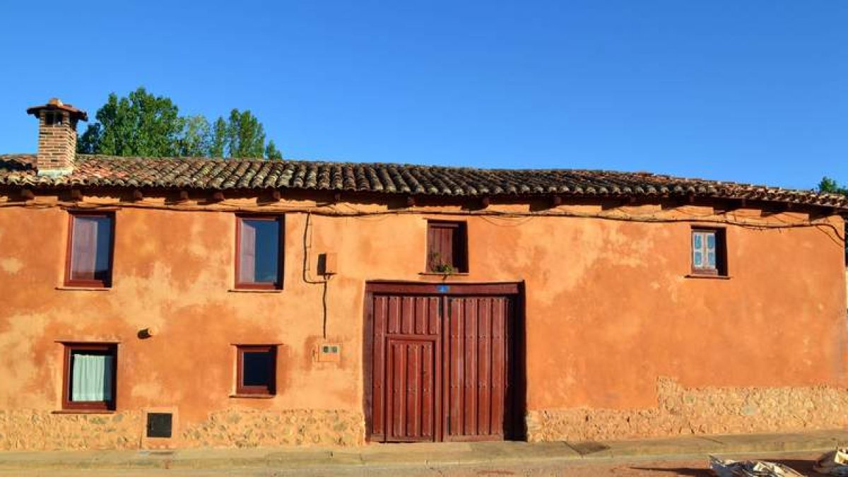 Fachada norte de la casona La Provisional tras la restauración efectuada durante el curso del año pasado.