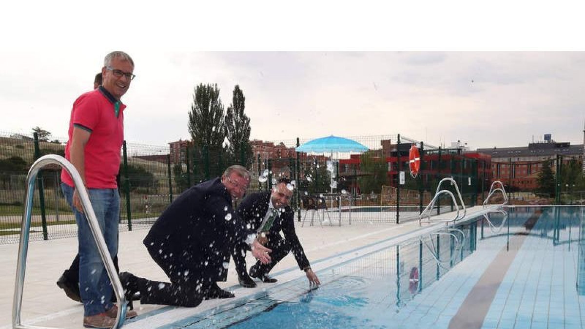 El alcalde inauguró ayer la nueva piscina.
