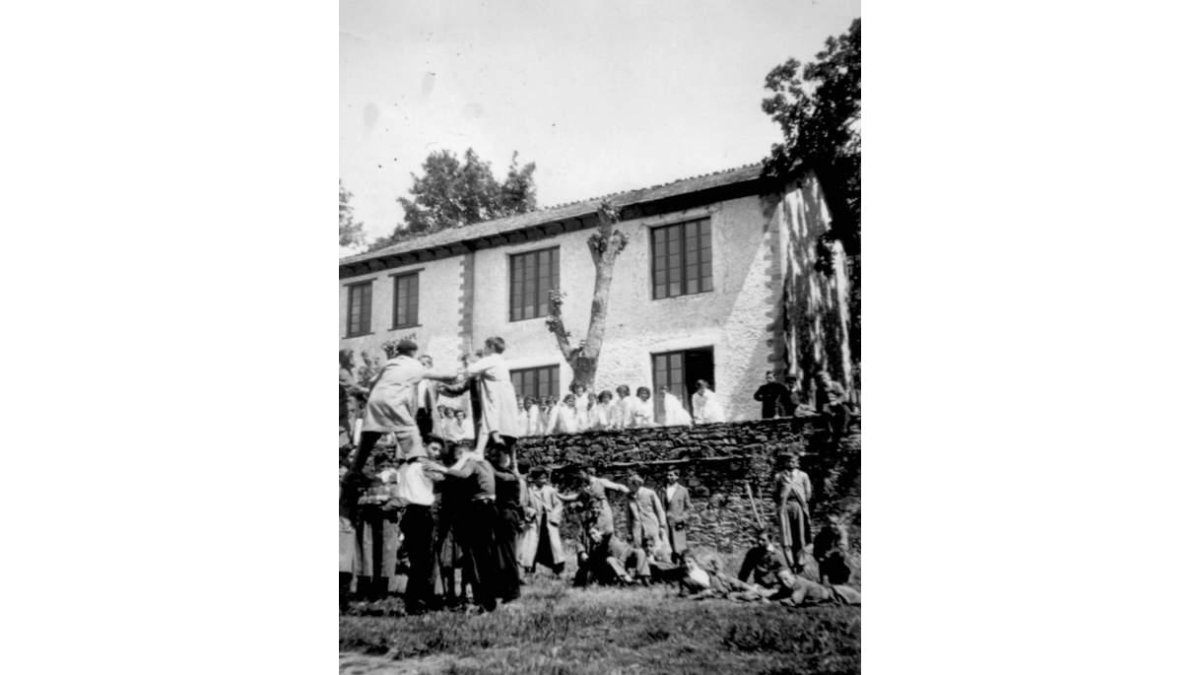 Escuela Sierra Pambley en Villablino. Los niños, separados de las niñas y vestidos con unas batas, juegan al castillo.