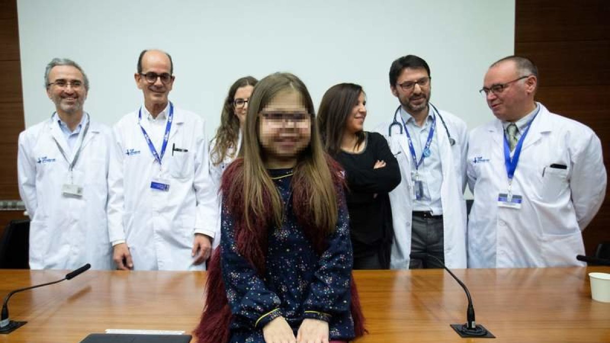 Iria, delante del equipo médico y su madre.
