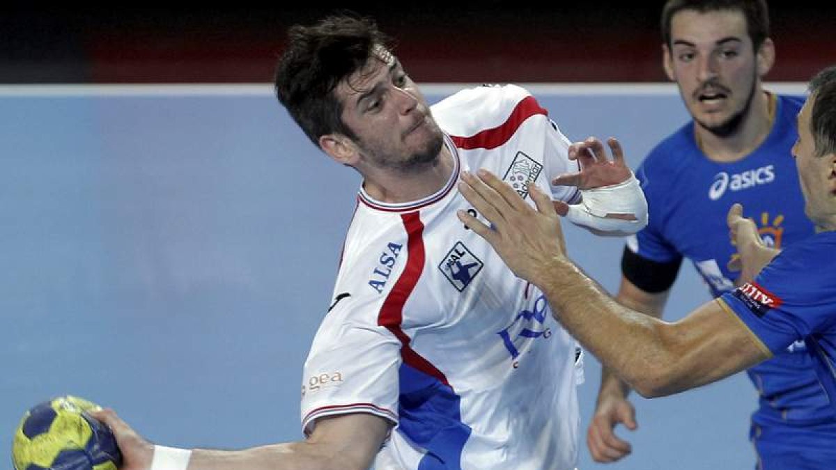 Raúl Nantes durante un partido de Liga de Campeones ante el Montpellier francés.