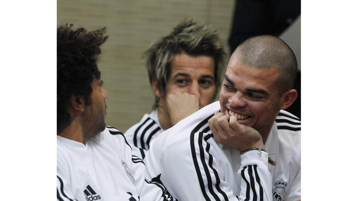 Pepe, en el centro, dialoga con Marcelo, izquierda, en presencia de Fabio Coentrao.