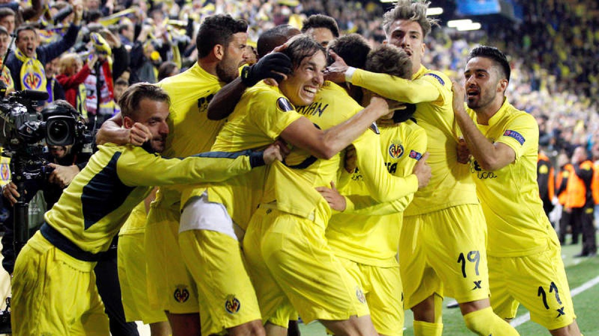 Los jugadores del Villarreal celebran el triunfo. CÁRDENAS