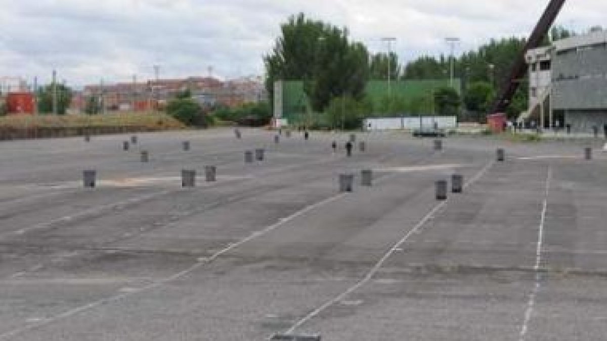 El solar de Clarés sigue vacío ante la negativa de los vendedores del rastro, otro domingo más, a ac