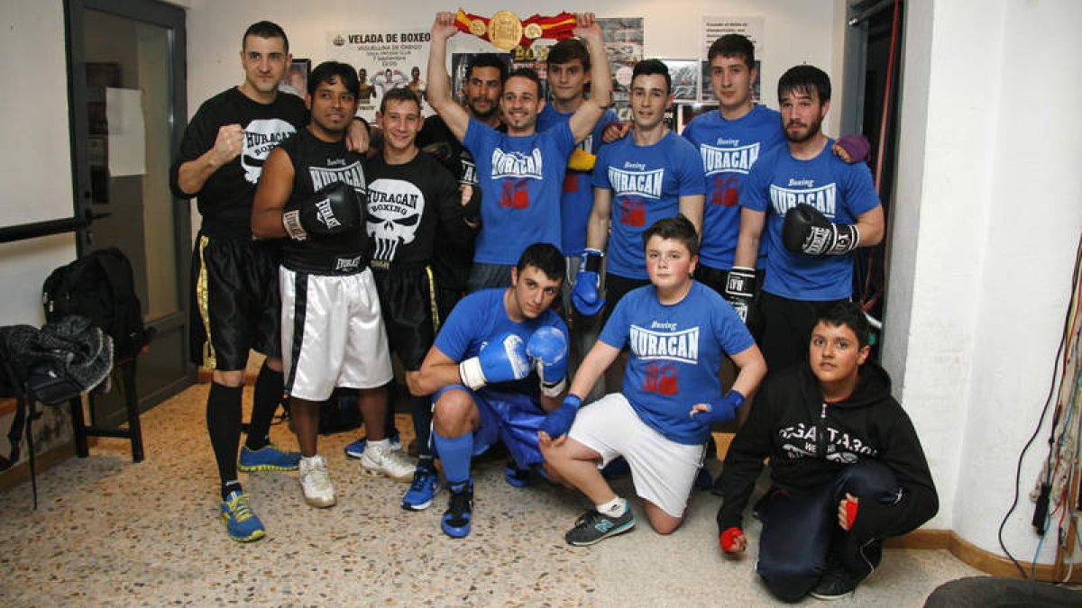 Saúl Tejada acude varios días a la semana a la Casa del Pueblo de Cembrabos pasando a ejercer de maestro de boxeo para niños y jóvenes de la localidad. fERNANDO OTERO