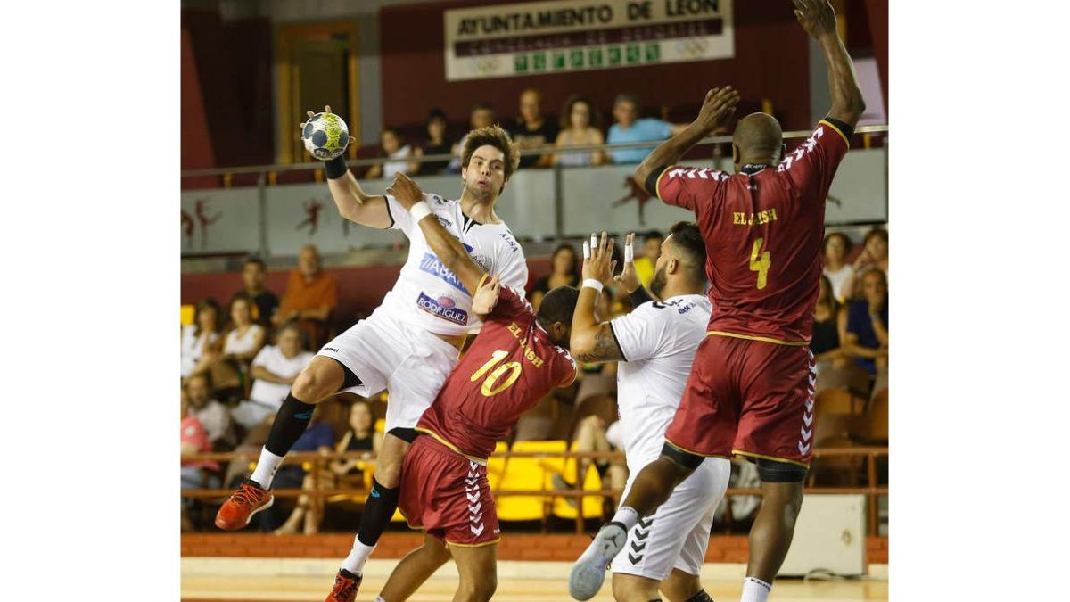 El Ademar saldó con solvencia su partido frente a El Jaish. JESÚS