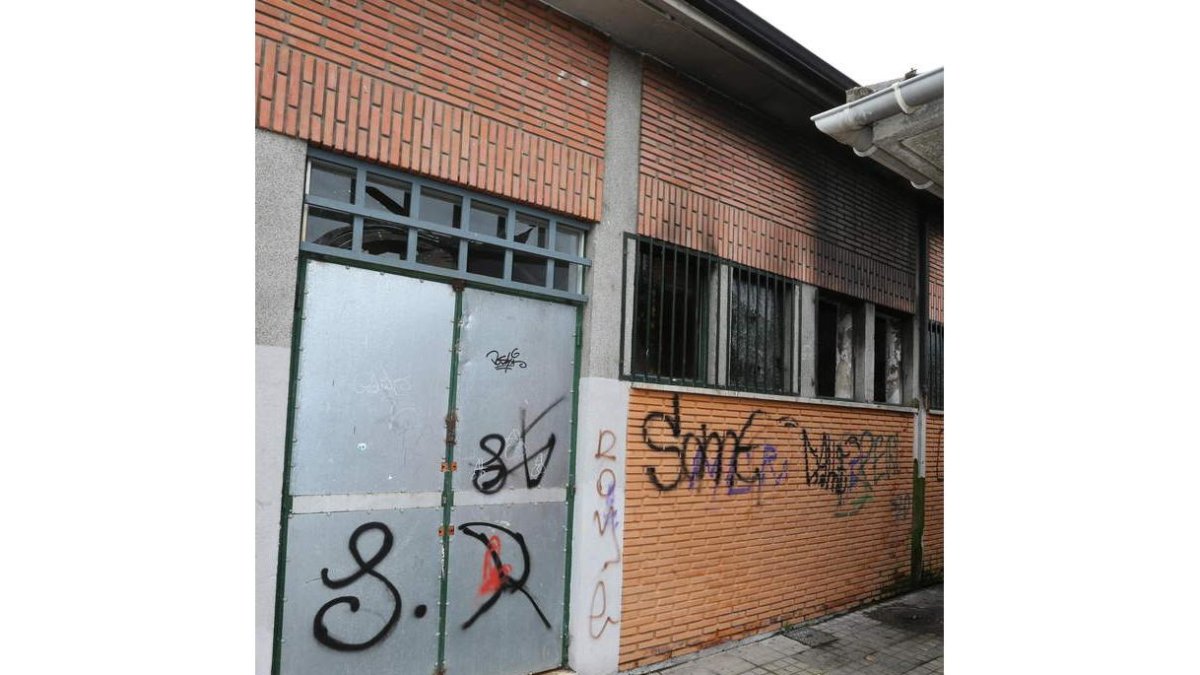 Estado en el que quedó el almacén tras el incendio.