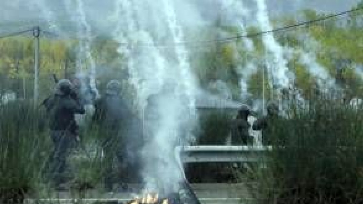 Los mineros abandonaron la barricada de la A-6 ante el lanzamiento de gases de los antidisturbios