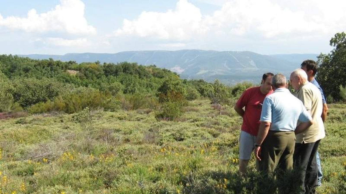 Vecinos de Tedejo y Rozuelo, en el Alto de Tudela. CEBRONES