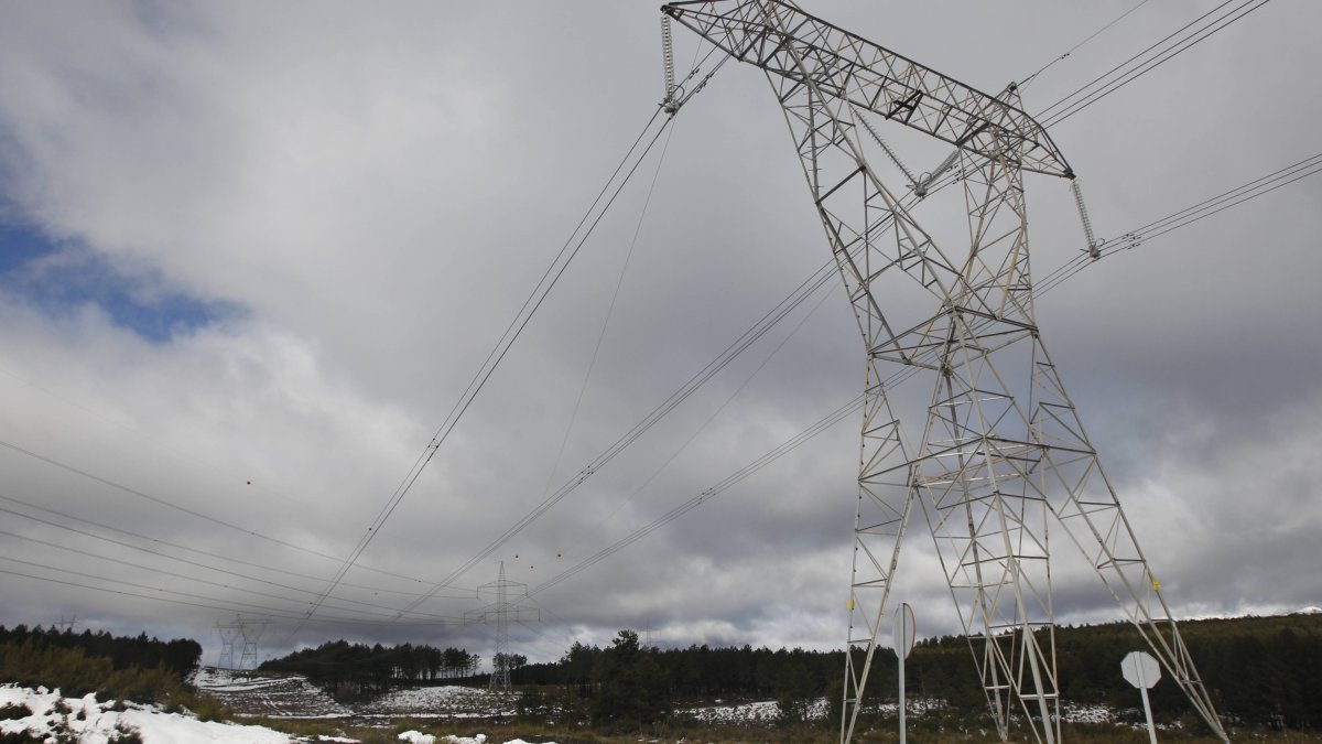 Torreta eléctrica de una línea de alta tensión en León. JESÚS F. SALVADORES