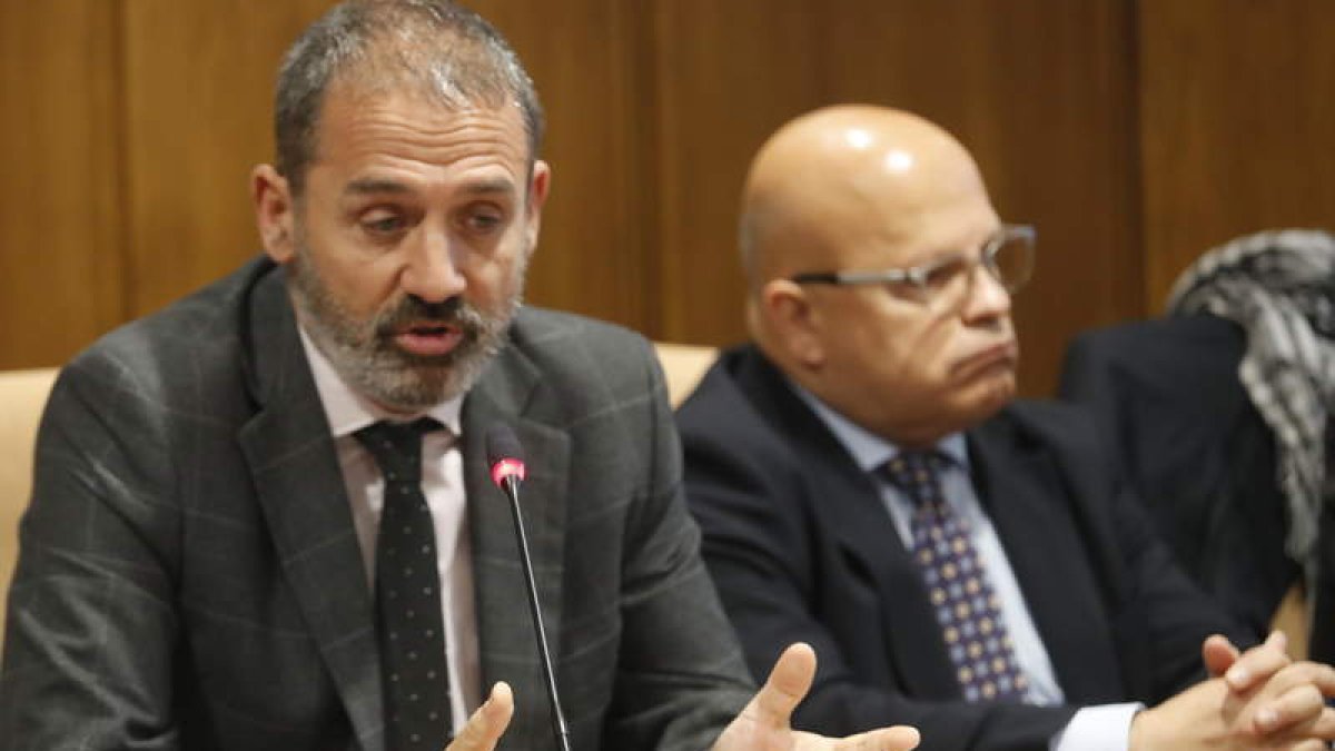 El secretario general de Infraestructuras, Xavier Flores, ayer con el subdelegado del Gobierno. L. DE LA MATA