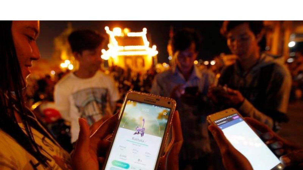 Varios jóvenes jugando al Pokemon Go, que tiene casi un millon de descargas semanales. MARK REMISSA