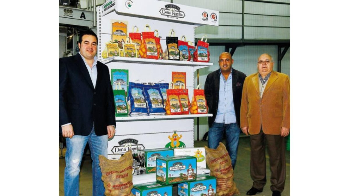 Carlos y José Luis, con su padre, José Luis Gómez, nuevo Empresario del Año.