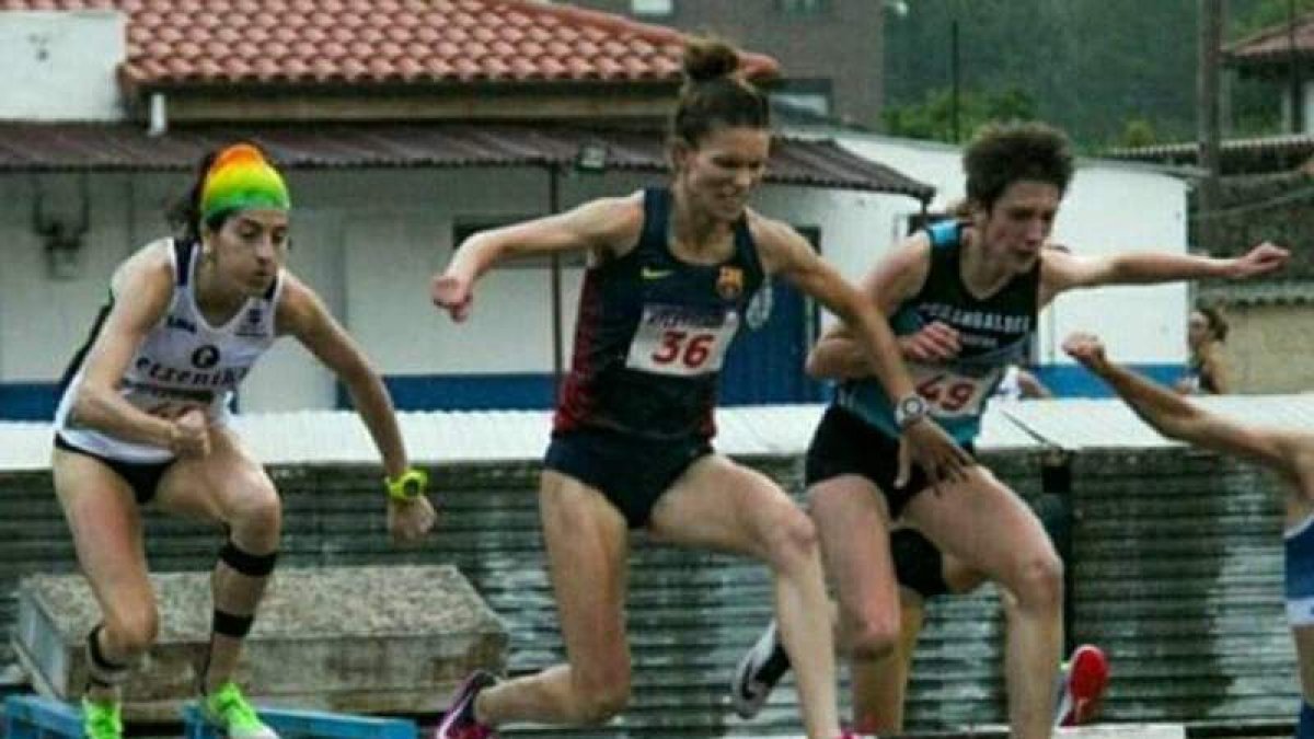 Blanca Fernández fue la mejor en los 3.000 metros obstáculos de Los Corrales de Buelna. GASPAR LUNA