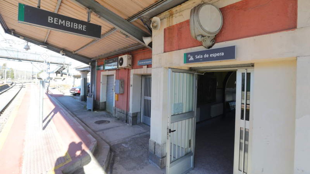 Imagen de la estación de Renfe de Bembibre, la semana pasada. L. DE LA MATA