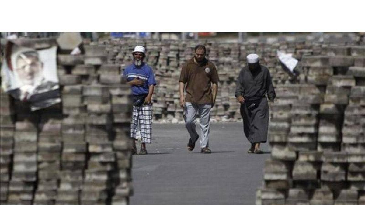 Una de las acampadas de los partidario de Mursi en El Cairo protegida por muros de piedras.