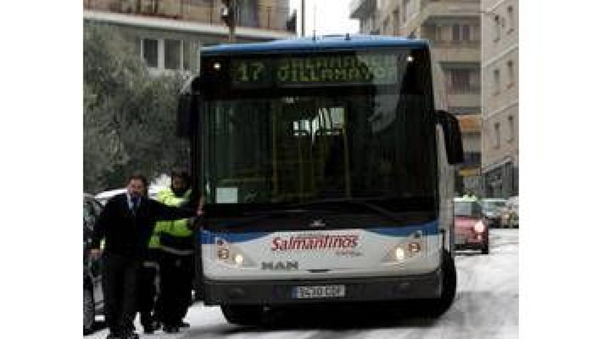 El hielo matinal generó problemas; en la foto un autobús de Salamanca