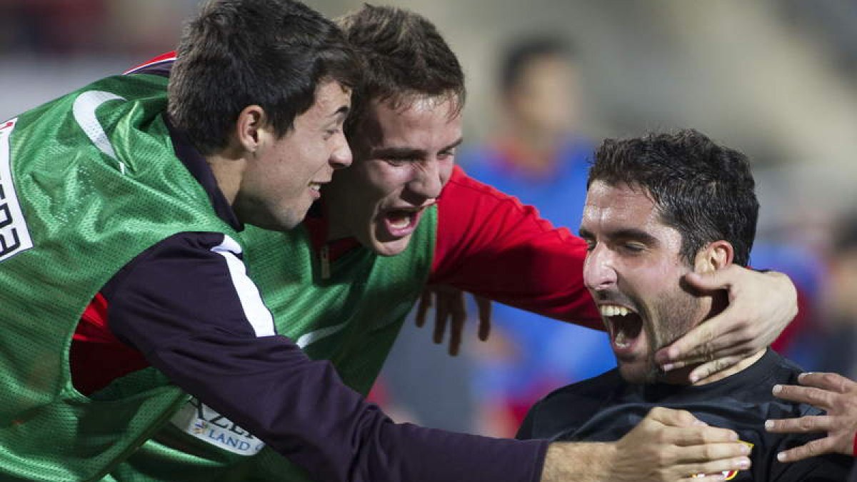 Raúl García, a la derecha, celebra su gol, primero del partido, frente al Mallorca.