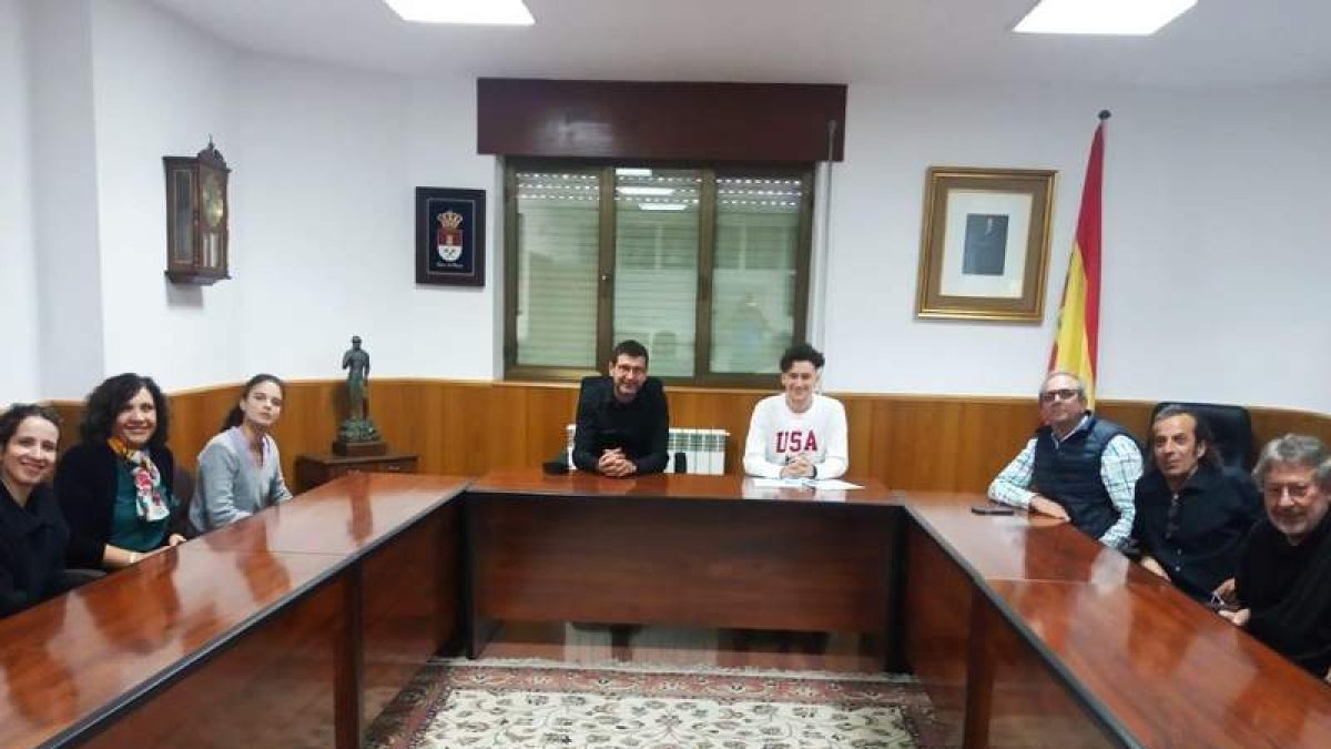 La familia donante, con el alcalde en el salón de Plenos. DL