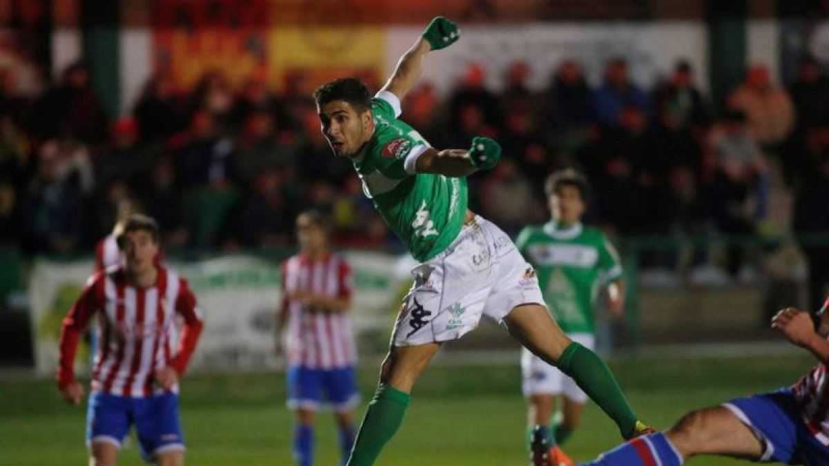 Borjas mira como su golpeo de cabeza acababa con el balón en las mallas del Sporting B.