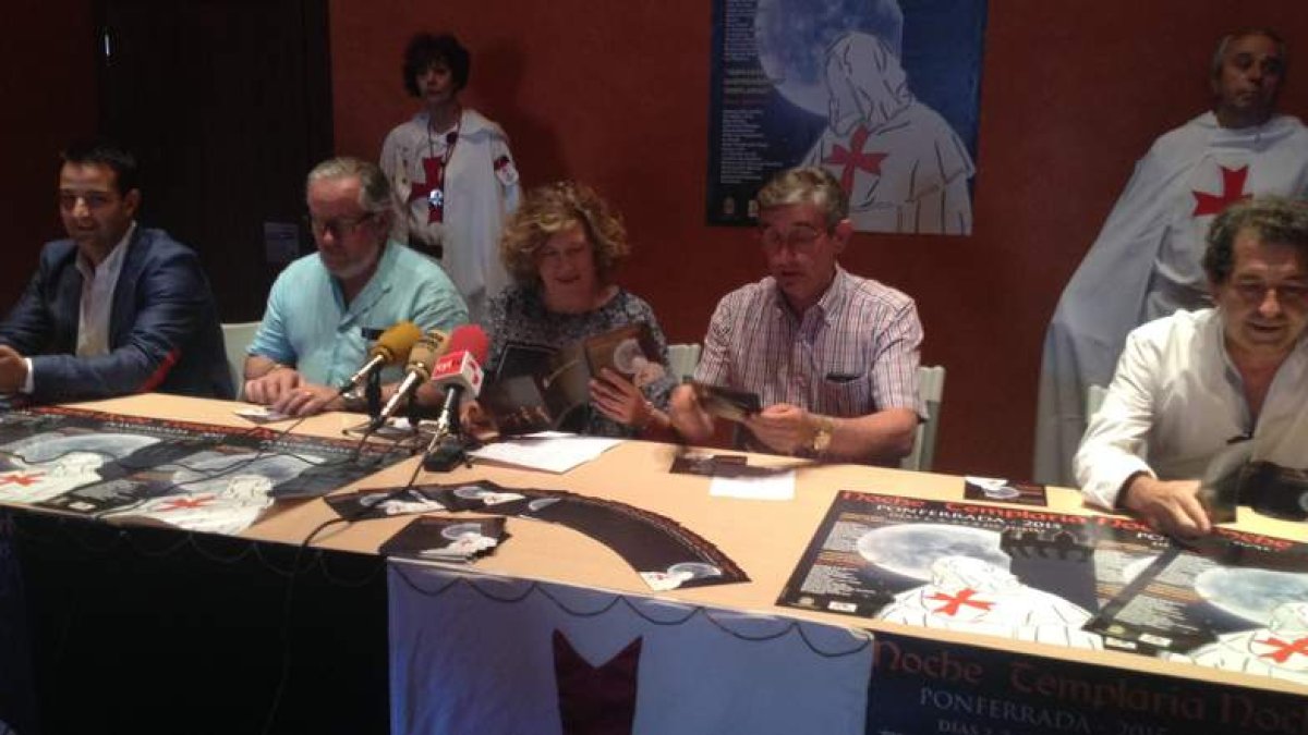Representantes municipales y de Amigos de la Noche Templaria, durante la presentación.