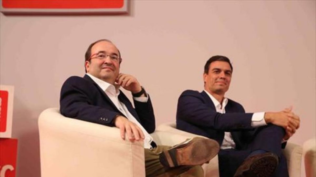 Miquel Iceta y Pedro Sánchez, en un encuentro con cargos electos del PSC.