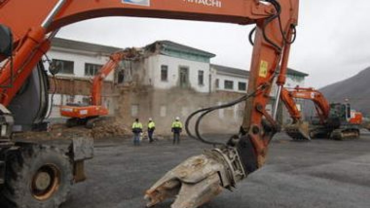 Ayer comenzaron las obras de demolición de las antiguas esculeas de Villablino.