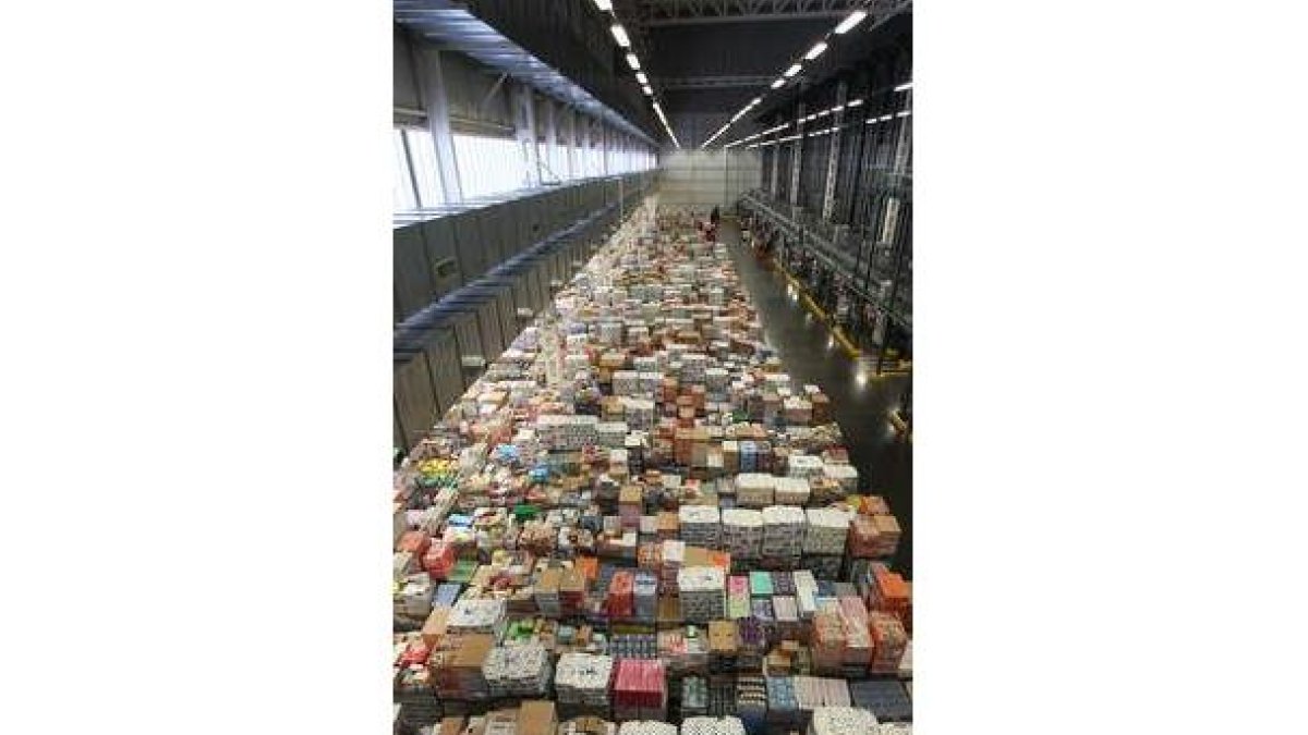 Nave del centro logístico, en la que se recogen los artículos para los supermercados.