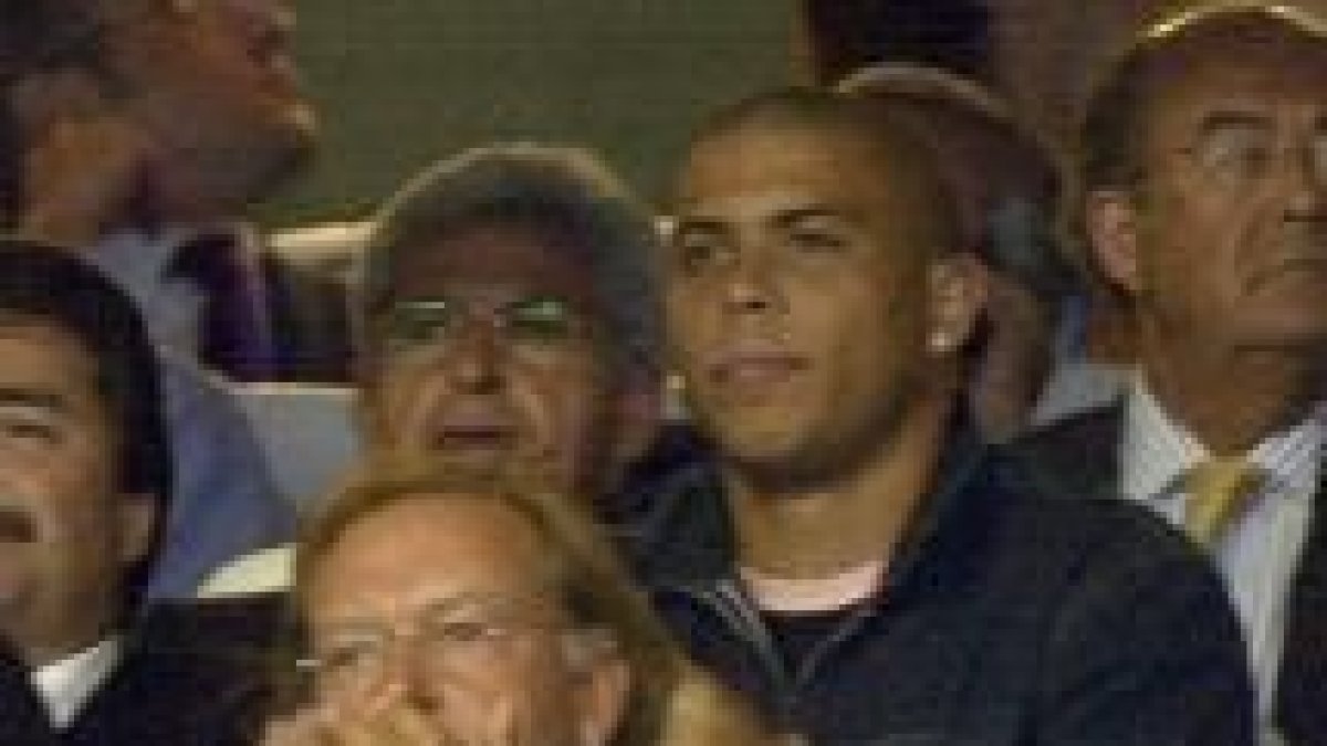 El brasileño Ronaldo presenció desde el palco el partido de su nuevo equipo