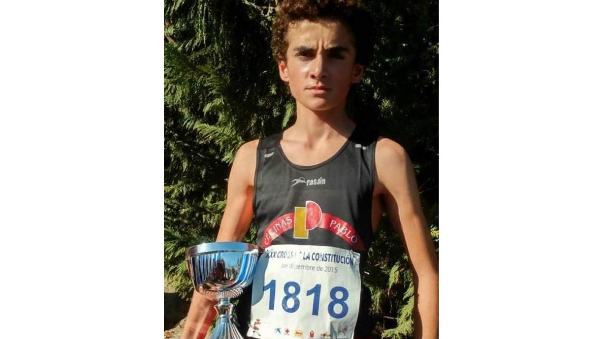Jonás, con el trofeo.