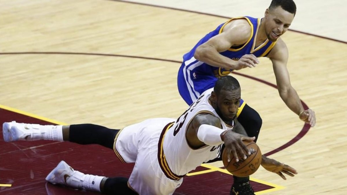 James y Curry disputan el balón en el sexto partido de la serie.