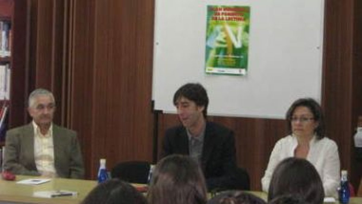 Benjamín Prado dio a conocer en León su libro «Marea humana»
