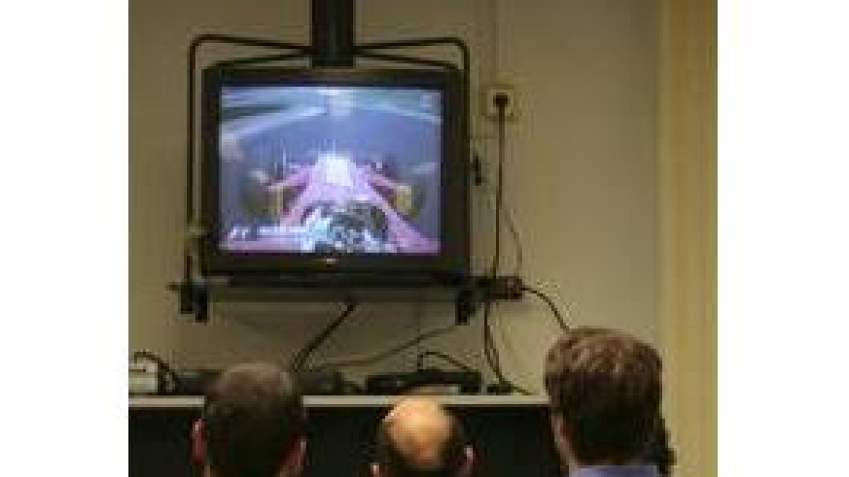 Las maniobras de Fernando Alonso en Brasil centraron la atención frente a los televisores en León