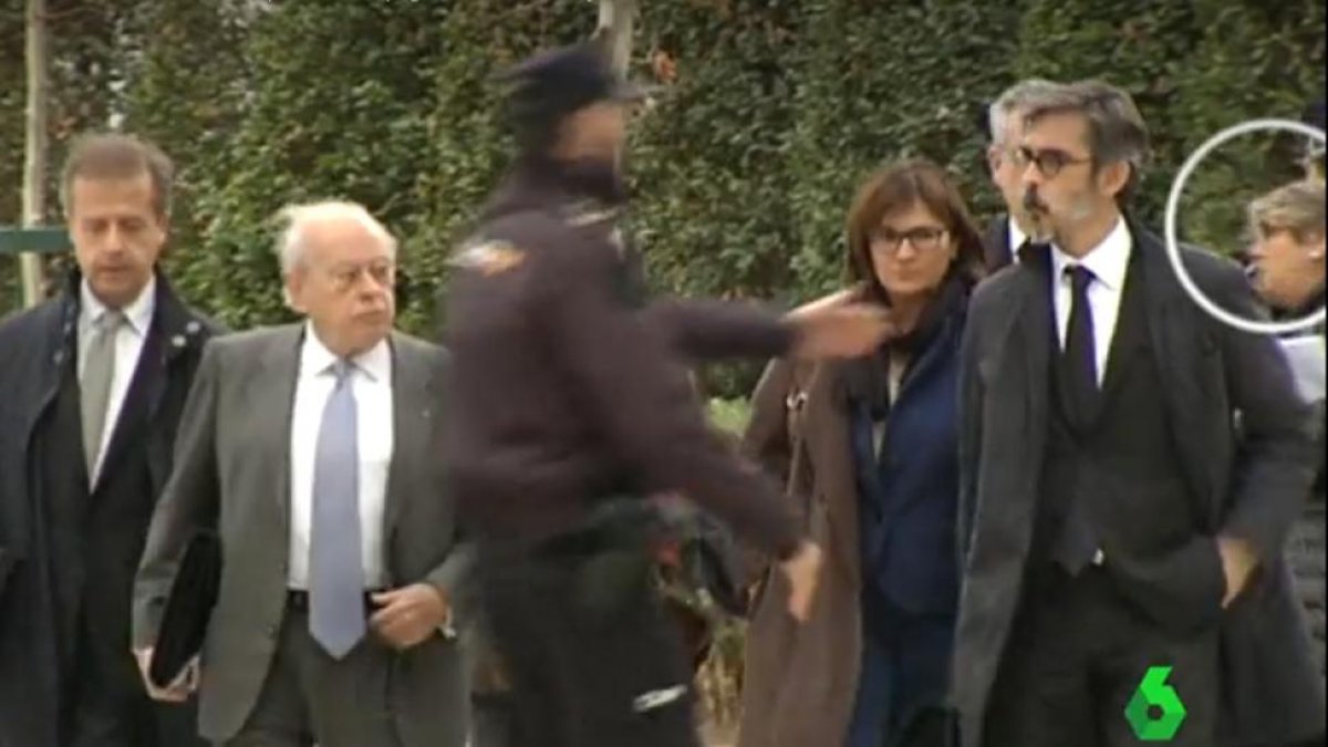 Vídeo de La Sexta en la que se ve a la periodista catalana (en el círculo) intentando entrevistar a Jordi Pujol.