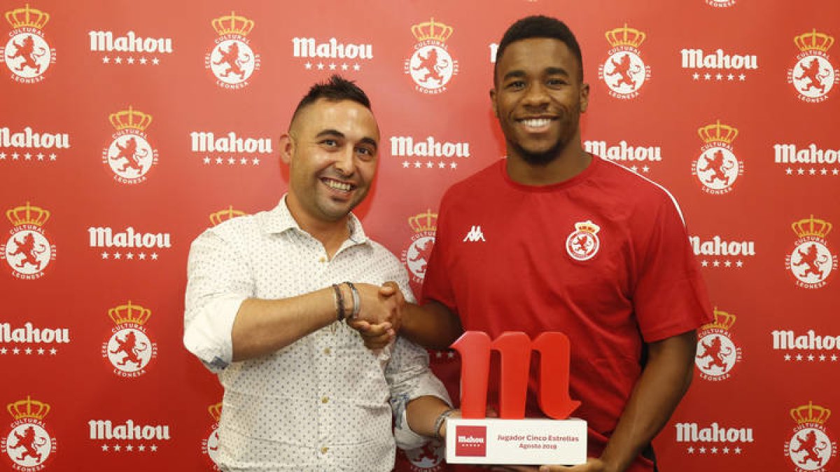 Entrega del premio cinco estrellas de Mahou a Kawaya. F. Otero Perandones.