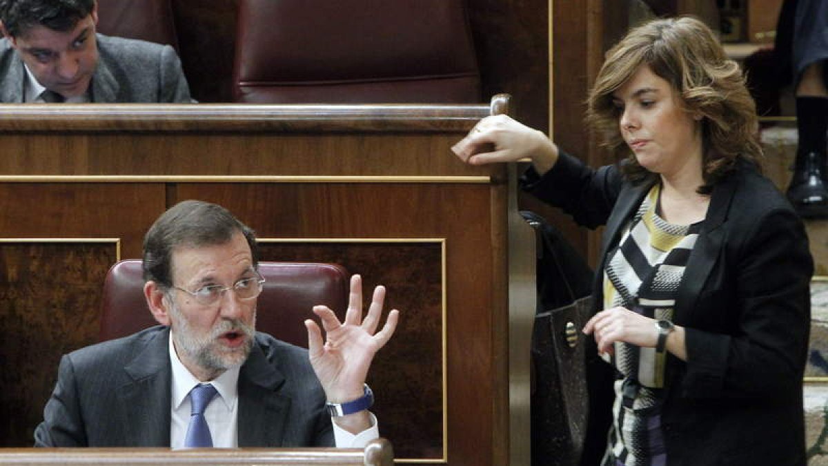 Rajoy conversa con Sáenz de Santamaría, la única que posiblemente es fija en el futuro Gobierno.