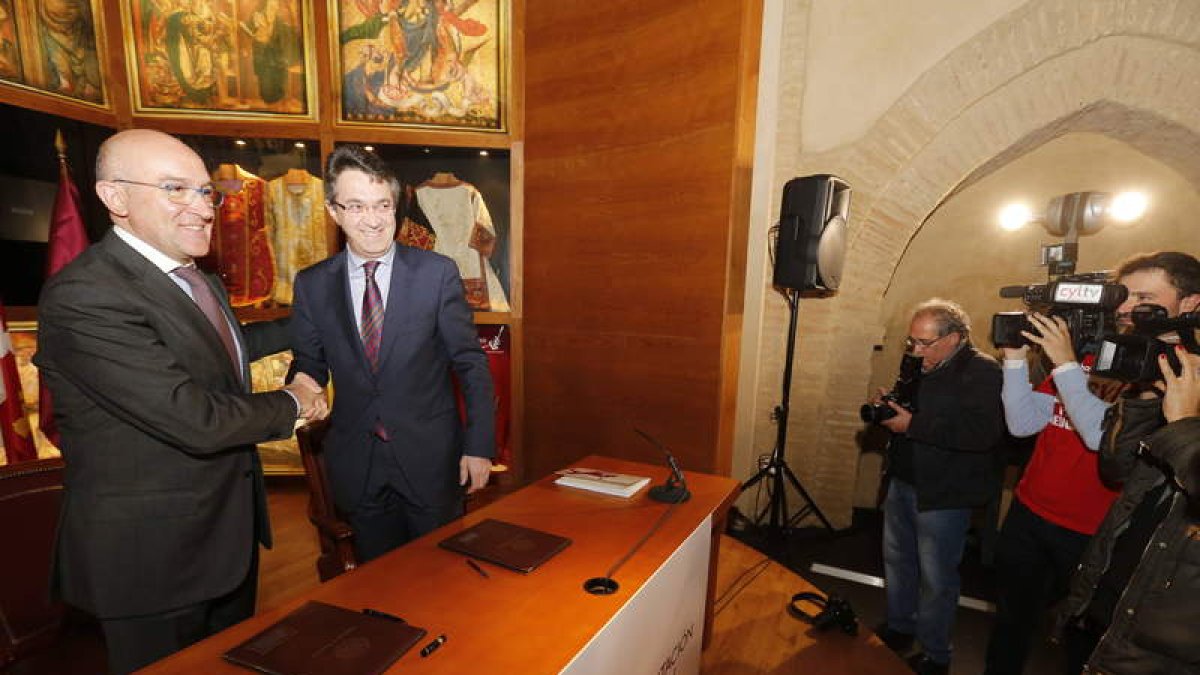 Un momento de la firma del protocolo, ayer en Mayorga. RAMIRO