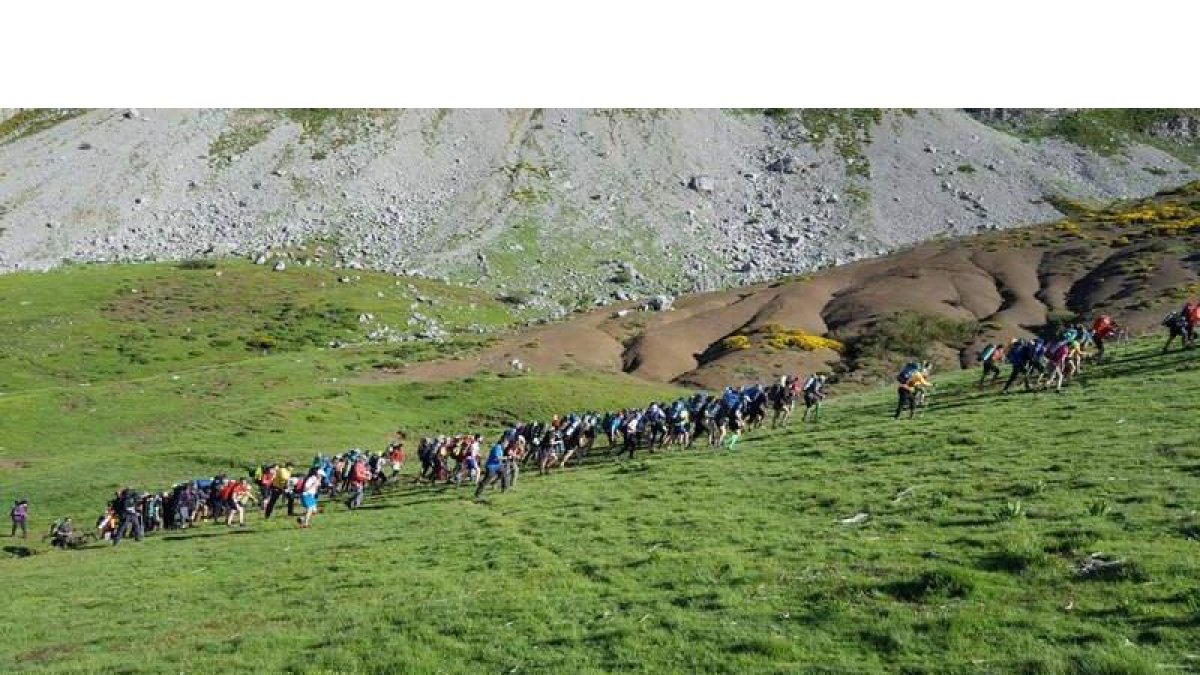 Los sherpas subiendo al campamento base en la primera jornada de la Babia Sherpa Tour. DL