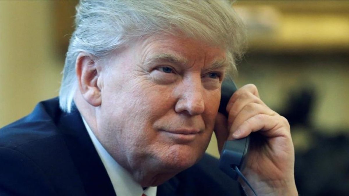 Donald Trump hablando por el teléfono fijo de su despacho en la Casa Blanca.