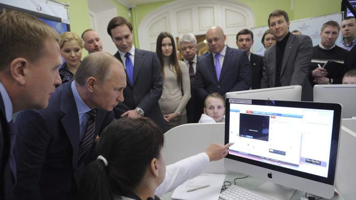 Putin visita el centro de observación ‘Elecciones 2012’ para comprobar si hubo fraude.