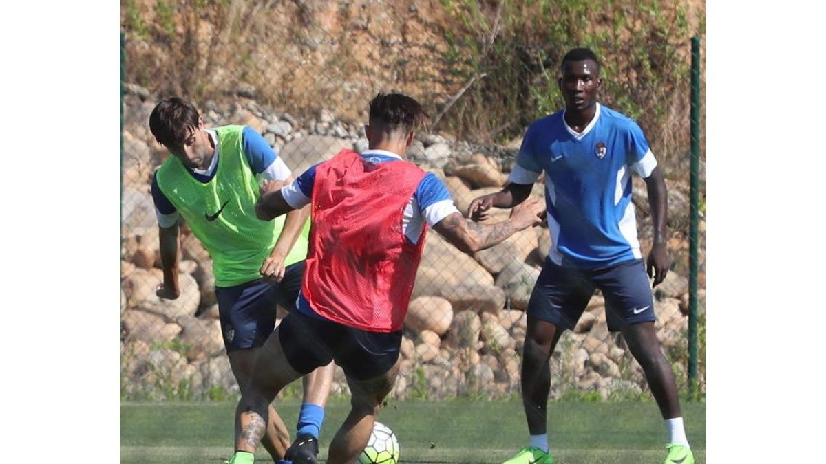 Yac se perfila como titular en la línea defensiva de la Deportiva que debuta hoy. L. DE LA MATA