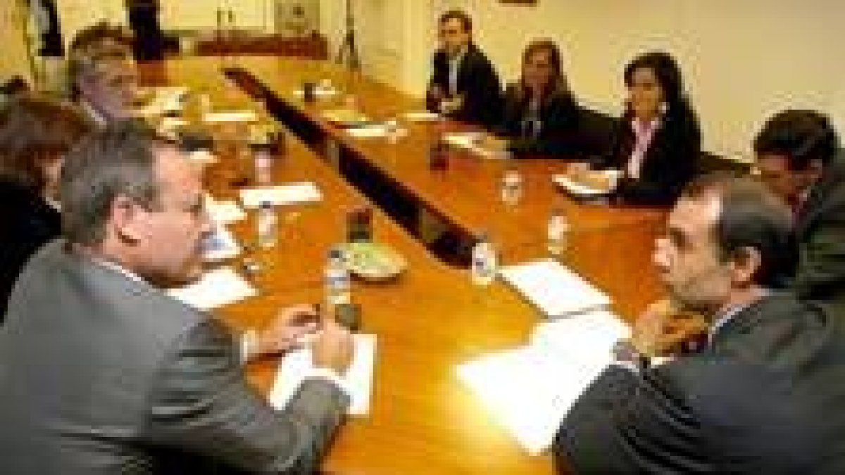 El consejero César Antón preside la mesa del Diálogo Social sobre el desarrollo de la ley