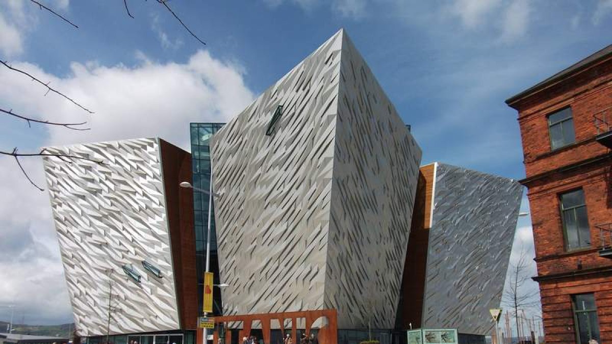 El ‘Titanic Belfast’ tiene la forma de cuatro proas, todas de la misma altura que tenía el trasatlántico desde la quilla hasta la cubierta.